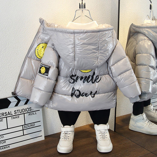 Gyermek téli lakkbőr kabát kapucnival és rátéttel