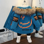 Téli kabát fiúknak kapucnival és feliratokkal