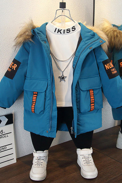 Téli kabát fiúknak kapucnival és feliratokkal