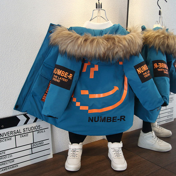 Téli kabát fiúknak kapucnival és feliratokkal