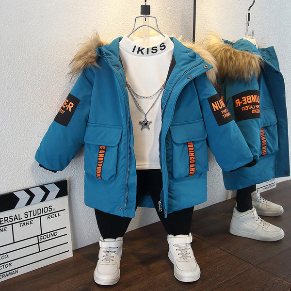 Téli kabát fiúknak kapucnival és feliratokkal