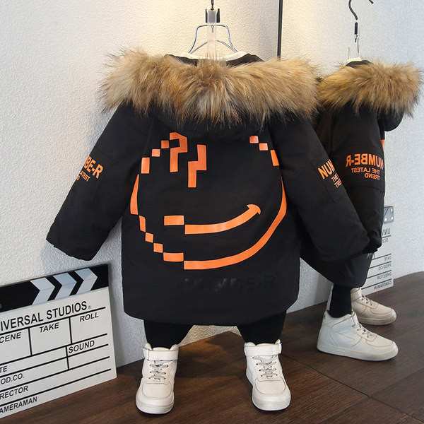 Téli kabát fiúknak kapucnival és feliratokkal