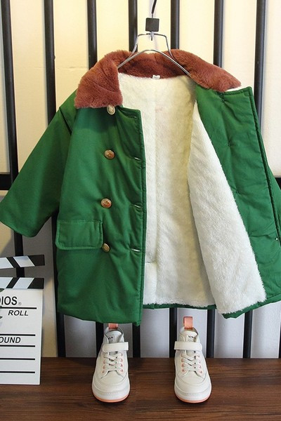 Gyermekkabát meleg béléssel és klasszikus gallérral