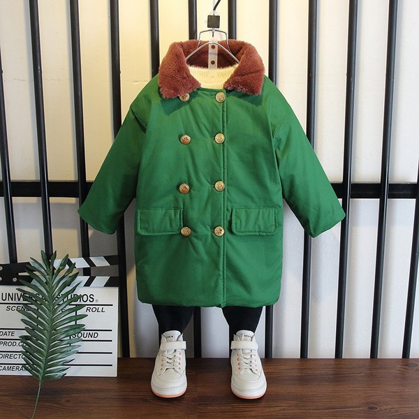 Gyermekkabát meleg béléssel és klasszikus gallérral