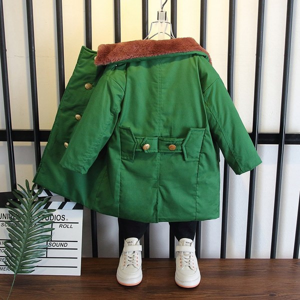 Gyermekkabát meleg béléssel és klasszikus gallérral