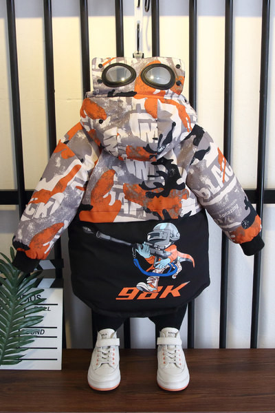 Gyermek téli kabát kapucnival és rátéttel