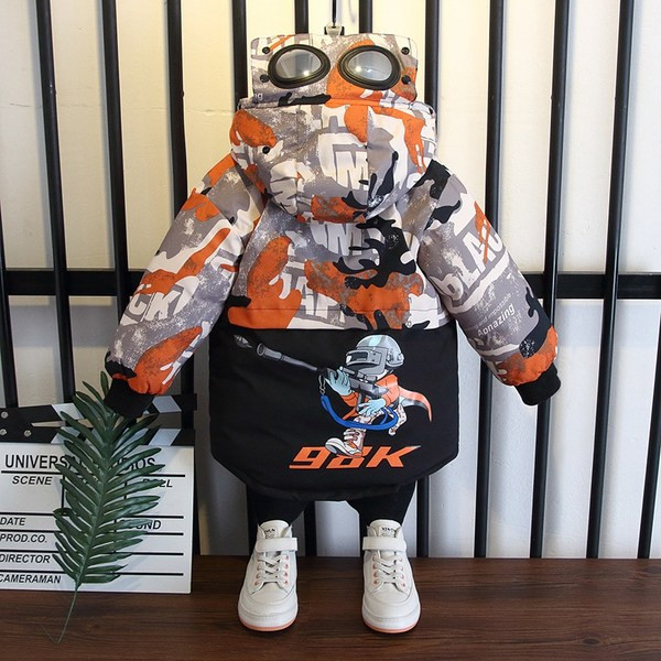 Gyermek téli kabát kapucnival és rátéttel