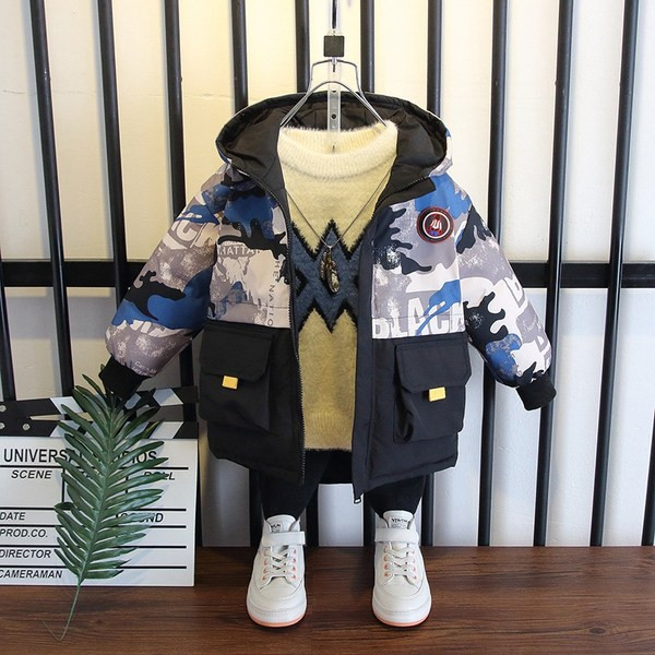 Gyermek téli kabát kapucnival és rátéttel