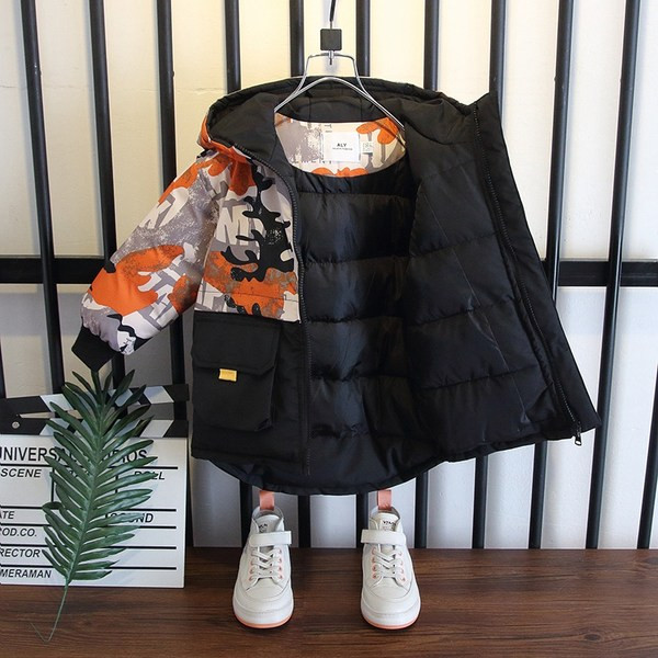 Gyermek téli kabát kapucnival és rátéttel