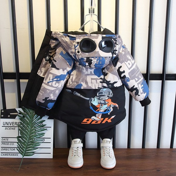 Gyermek téli kabát kapucnival és rátéttel