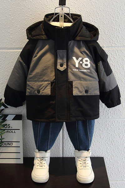 Šiuolaikinė vaikiška striukė berniukui su aplikacijomis ir gobtuvu