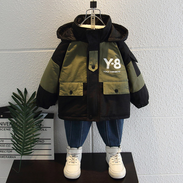 Šiuolaikinė vaikiška striukė berniukui su aplikacijomis ir gobtuvu