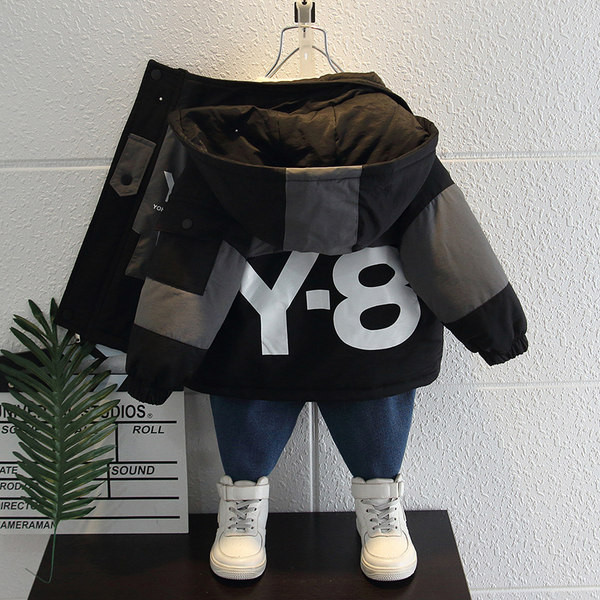 Šiuolaikinė vaikiška striukė berniukui su aplikacijomis ir gobtuvu