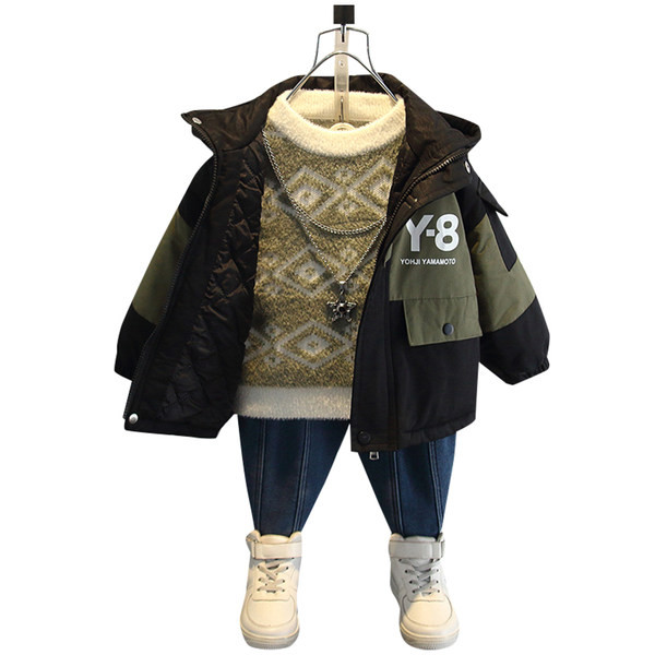 Šiuolaikinė vaikiška striukė berniukui su aplikacijomis ir gobtuvu