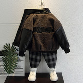 Gyerek kabát emblémával