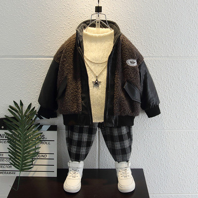 Gyerek kabát emblémával