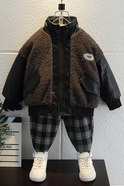 Gyerek kabát emblémával