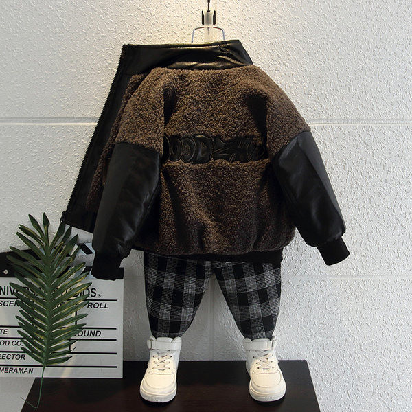 Gyerek kabát emblémával