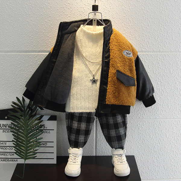 Gyerek kabát emblémával