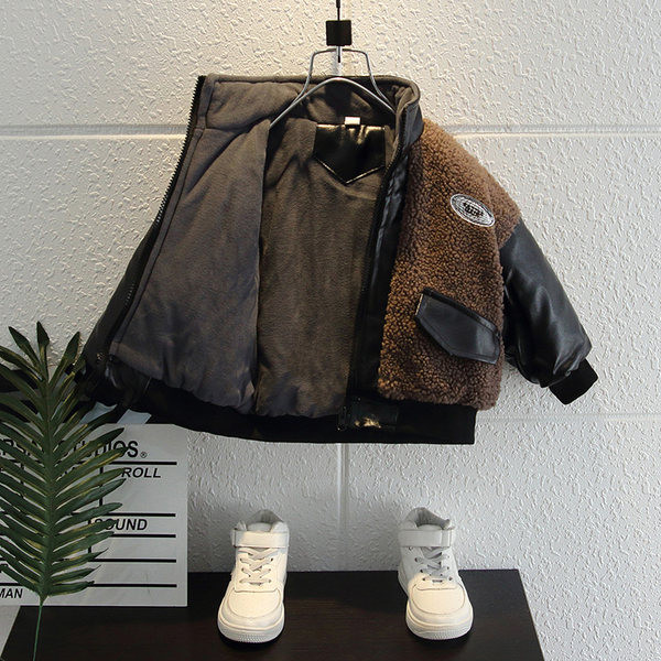 Gyerek kabát emblémával