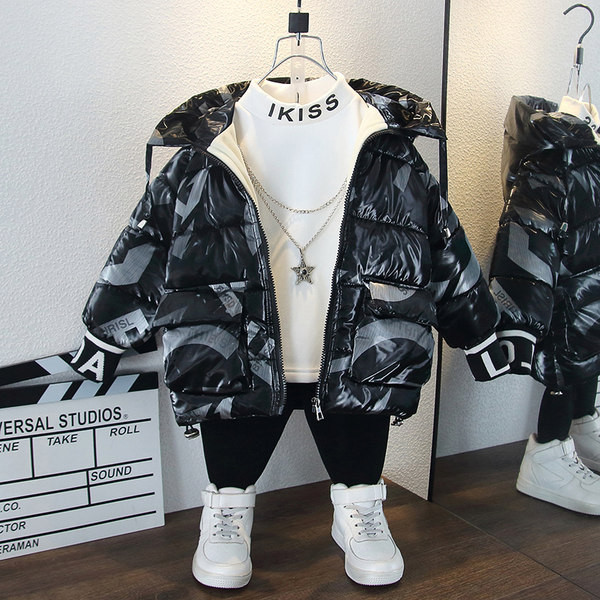 Gyermek téli kabát kapucnival fekete és piros színben