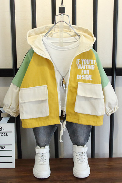 Vékony tavaszi-őszi kabát fiúknak kapucnival, hátul feliratokkal