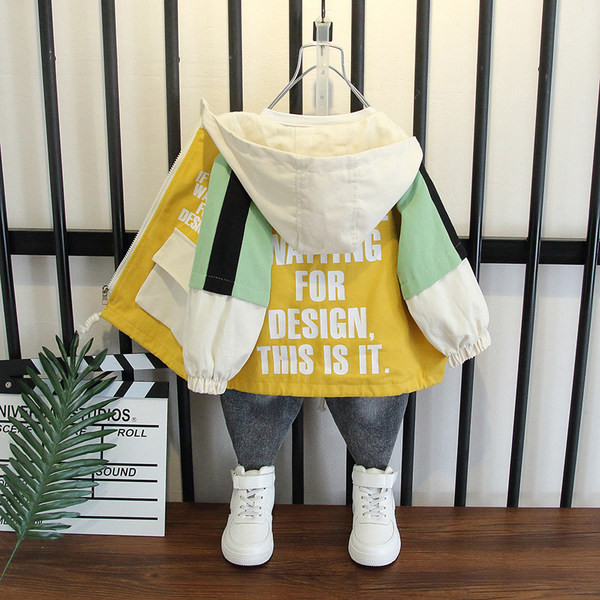 Vékony tavaszi-őszi kabát fiúknak kapucnival, hátul feliratokkal