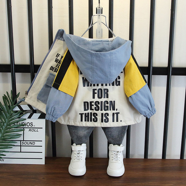 Vékony tavaszi-őszi kabát fiúknak kapucnival, hátul feliratokkal