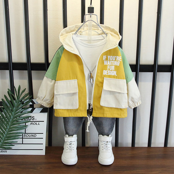 Vékony tavaszi-őszi kabát fiúknak kapucnival, hátul feliratokkal