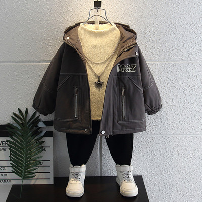 Téli gyerekkabát zsebekkel és kapucnival