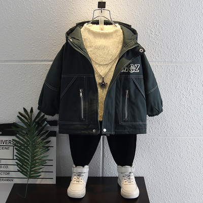 Téli gyerekkabát zsebekkel és kapucnival