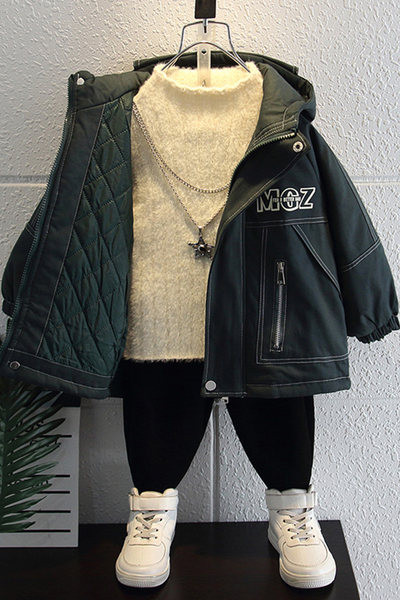 Téli gyerekkabát zsebekkel és kapucnival