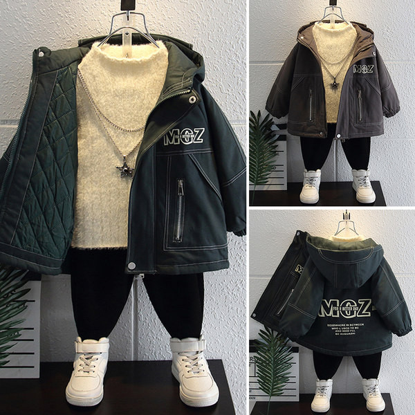 Téli gyerekkabát zsebekkel és kapucnival