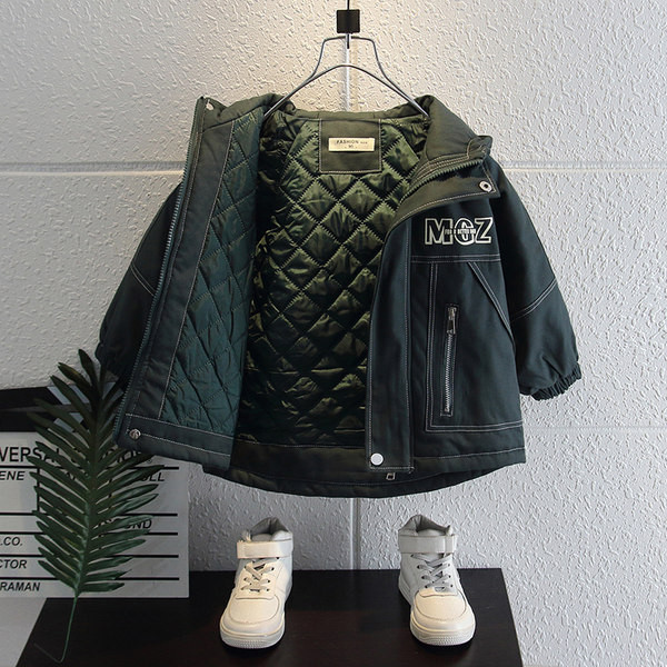 Téli gyerekkabát zsebekkel és kapucnival