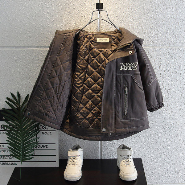 Téli gyerekkabát zsebekkel és kapucnival