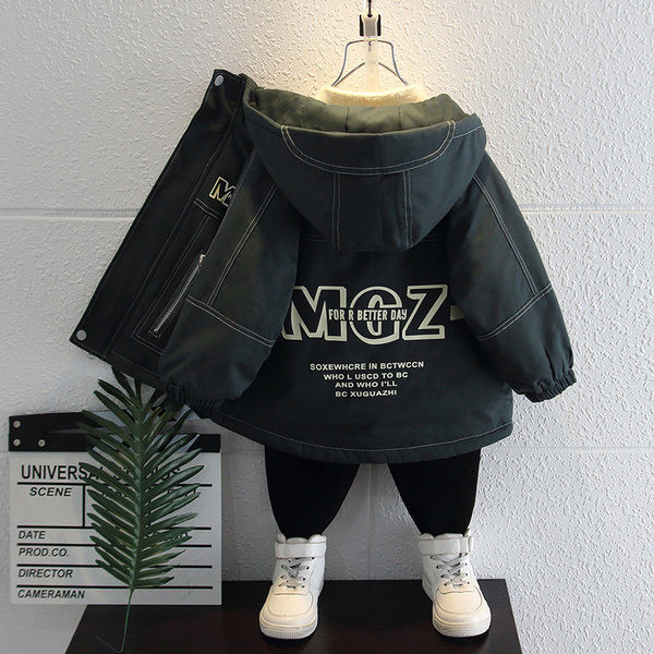 Téli gyerekkabát zsebekkel és kapucnival