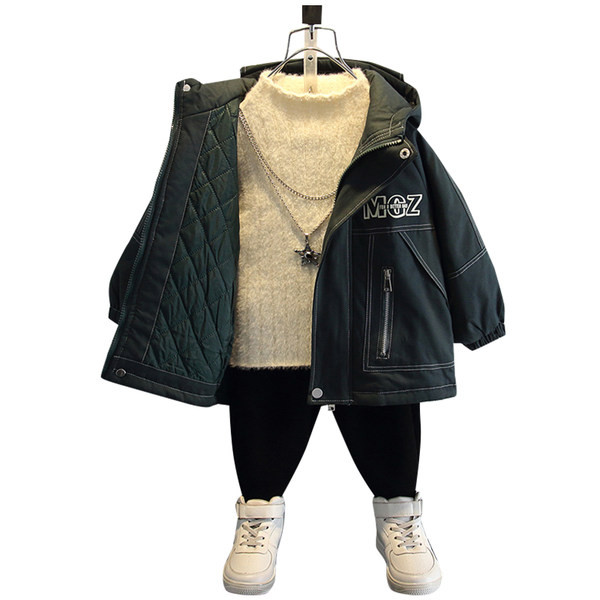 Téli gyerekkabát zsebekkel és kapucnival