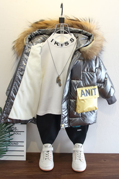 Téli gyerek melegítő, hátoldalán felirattal