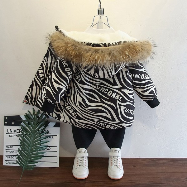 Moderna dječja jakna s kapuljačom i paperjem za dječake