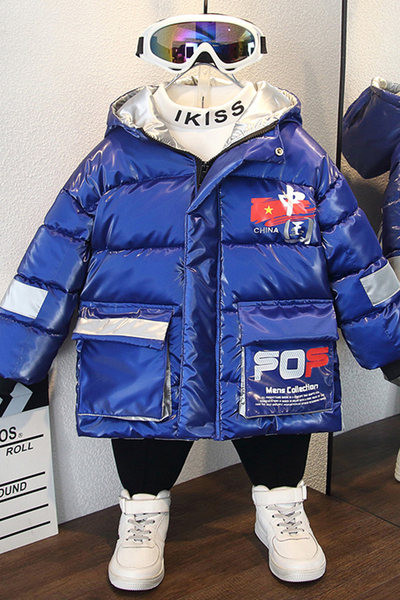 Gyerek téli kabát fiúknak kapucnival és feliratokkal