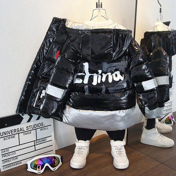 Gyerek téli kabát fiúknak kapucnival és feliratokkal