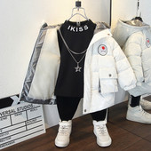 Modern gyerekkabát zsebekkel és kapucnival