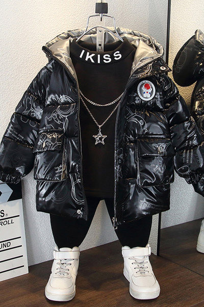 Modern gyerekkabát zsebekkel és kapucnival