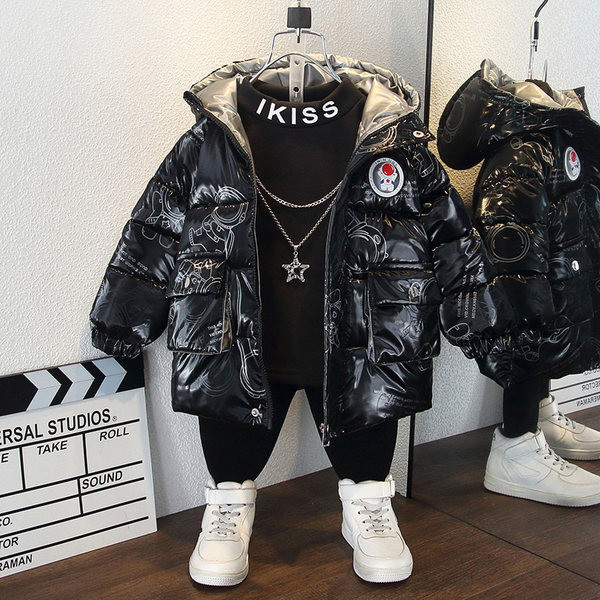 Modern gyerekkabát zsebekkel és kapucnival