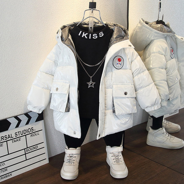 Modern gyerekkabát zsebekkel és kapucnival