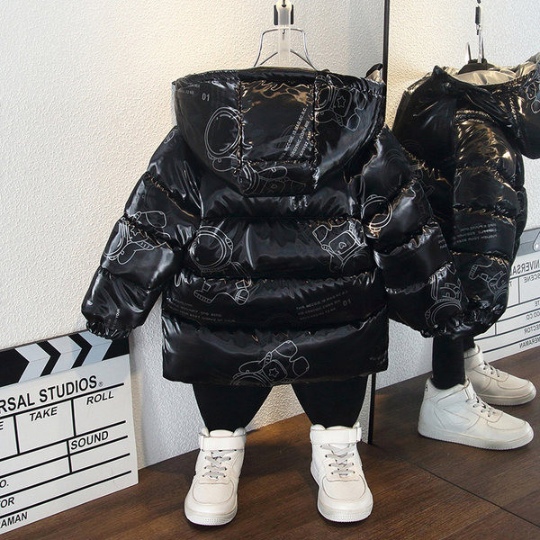 Modern gyerekkabát zsebekkel és kapucnival