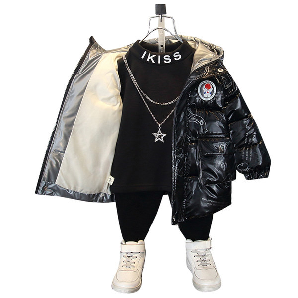 Modern gyerekkabát zsebekkel és kapucnival