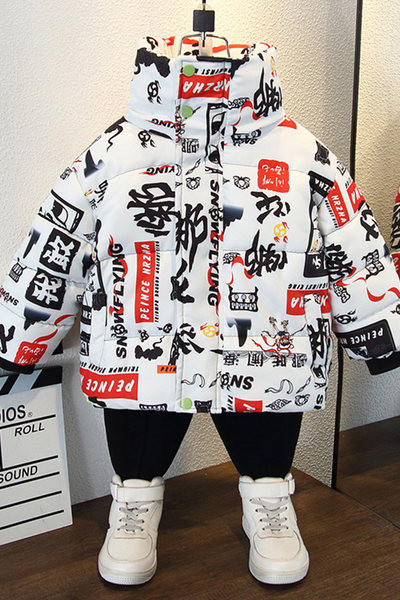 Gyermek téli kabát feliratokkal és magas gallérral