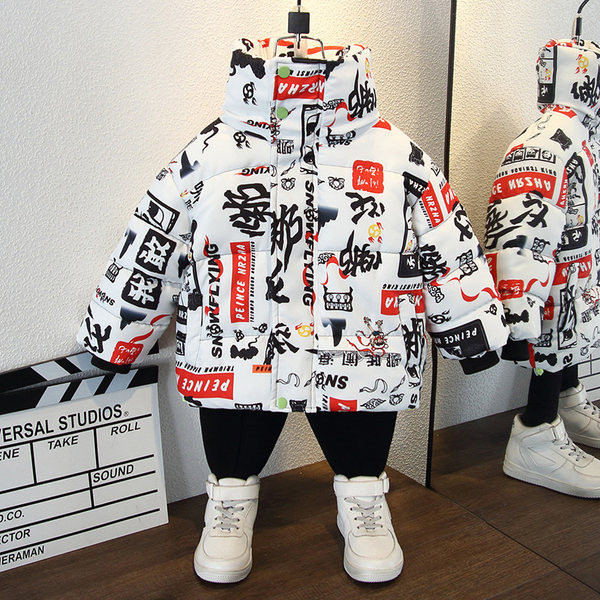 Gyermek téli kabát feliratokkal és magas gallérral