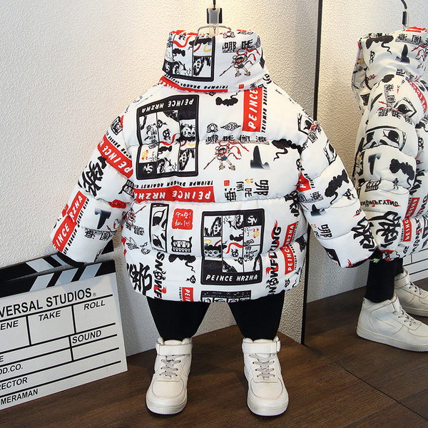 Gyermek téli kabát feliratokkal és magas gallérral